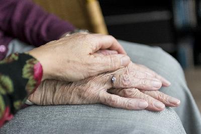 Opiekun osób starszych: sprawdź, co powinieneś wiedzieć!